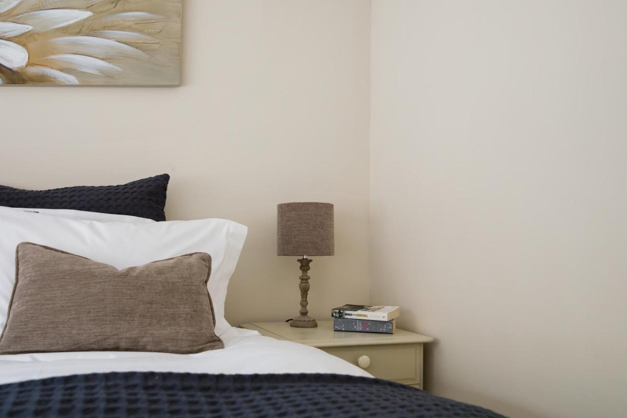 'Orchard Croft Lodge - Chichester', Book-Direct, New Home 1,367 Sq' Ft' , Can Sleep 8 On Request , Split & Link 'Super King' Size Beds, Free Wi-Fi, Sky Tv & Sky Sports, 9 - Minutes From West Wittering Beach, Very Quiet Location, Dog Friendly Exterior foto