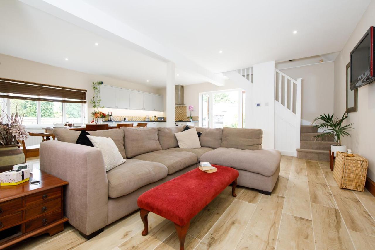 'Orchard Croft Lodge - Chichester', Book-Direct, New Home 1,367 Sq' Ft' , Can Sleep 8 On Request , Split & Link 'Super King' Size Beds, Free Wi-Fi, Sky Tv & Sky Sports, 9 - Minutes From West Wittering Beach, Very Quiet Location, Dog Friendly Exterior foto