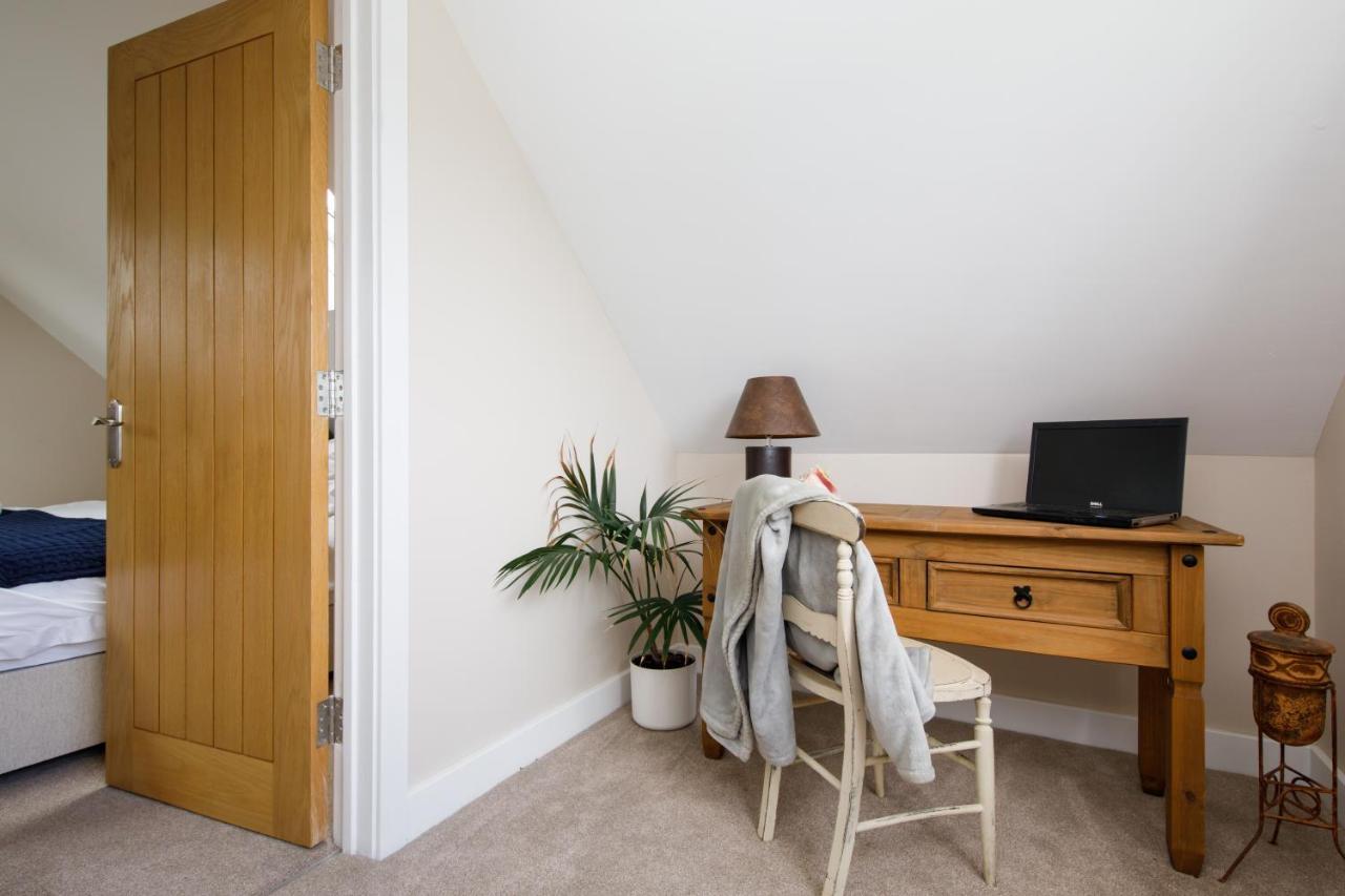 'Orchard Croft Lodge - Chichester', Book-Direct, New Home 1,367 Sq' Ft' , Can Sleep 8 On Request , Split & Link 'Super King' Size Beds, Free Wi-Fi, Sky Tv & Sky Sports, 9 - Minutes From West Wittering Beach, Very Quiet Location, Dog Friendly Exterior foto